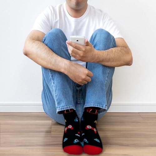 FLYWIND Chaussettes Humoristiques Homme 43-46 Cadeau Homme Chaussette Fantaisie Humour Rigolo Drôle Anniversaire Noël Papa (FR/ES, Numérique, 43, 46, Taille normale, Taille normale, ROUGE-JEUX)
