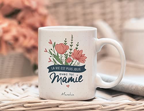 Manahia Mug Cadeau Mamie - La vie est plus jolie avec toi Mamie - Avec Boite Kraft - 330 mL, Céramique - Imprimé en France - Tasse Annonce Mamie - Noël, Anniversaire, Fête des Grands-Mères