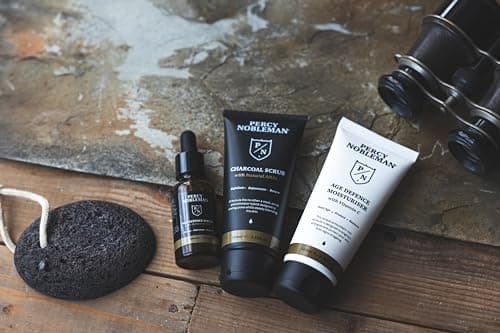 Le kit anti-âge Percy Nobleman, un coffret soin visage homme, contient un gommage au charbon de bois (AHA naturels), sérum anti-âge (l’acide hyaluronique) crème anti-âge (vitamine C)