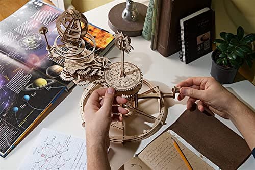UGEARS Puzzle 3D mécanique Tellurion - Cadeau de fête des pères Terre et Lune Puzzles en Bois 3D pour Adultes - Kits de modèles pour Adultes à Construire - Kit de modèle de système Solaire éducatif