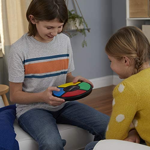 Hasbro Gaming Simon Classique, Jeu de Mémoire Électronique pour Enfants et Familles, dès 8 Ans, avec Sons et Lumières, Taille Compacte, Jeu Famille et Entre Amis, Idée Cadeau de Noël