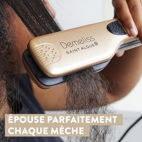 Demeliss SAINT ALGUE - Lisseur Vapeur TITANIUM - Plaques Flottantes, Revêtement Titane - Vapeur Ultra Puissante - Réservoir Intégré XL 40ml - Peigne Amovible - Tous Types de Cheveux