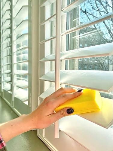 Scrub Daddy Damp Duster - Eponge Magique de Nettoyage Attrape Poussiere, Plumeau Lavable Depoussierant- Lingette Humide Antistatique Qui Piège la Poussière et se Rince Facilement - Jaune