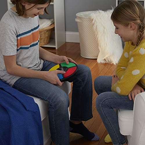 Hasbro Gaming Simon Classique, Jeu de Mémoire Électronique pour Enfants et Familles, dès 8 Ans, avec Sons et Lumières, Taille Compacte, Jeu Famille et Entre Amis, Idée Cadeau de Noël