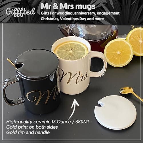 Gifffted Ensemble de Mugs Mr et Mrs avec Couvercles et Cuillères à Café pour d'anniversaire, Cadeau de Mariage, Comme Cadeau de Fiançailles, Noël, Emballage de Panier Luxueux, Tasses de Couple