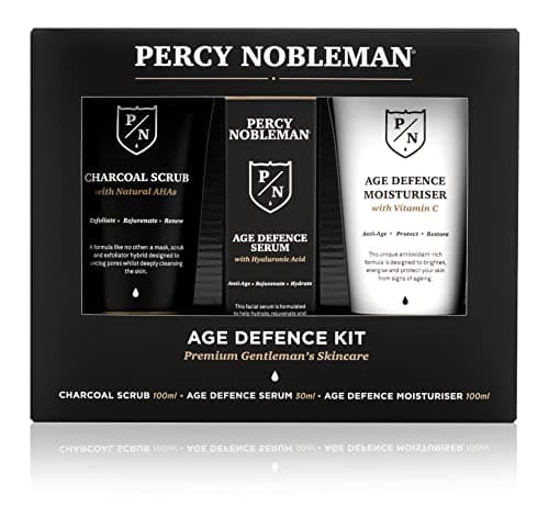 Le kit anti-âge Percy Nobleman, un coffret soin visage homme, contient un gommage au charbon de bois (AHA naturels), sérum anti-âge (l’acide hyaluronique) crème anti-âge (vitamine C)