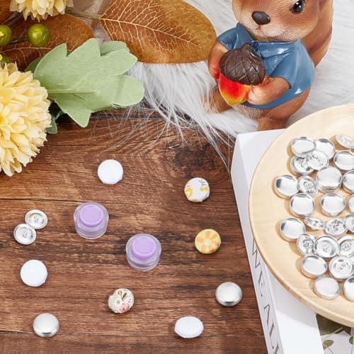 AHANDMAKER Lot de 100 boutons de protection avec outils, kit de fabrication de boutons en tissu, dos plat recouvert de tissu, y compris 100 couvre-boutons de 1,4 cm, 100 boutons et 2 outils