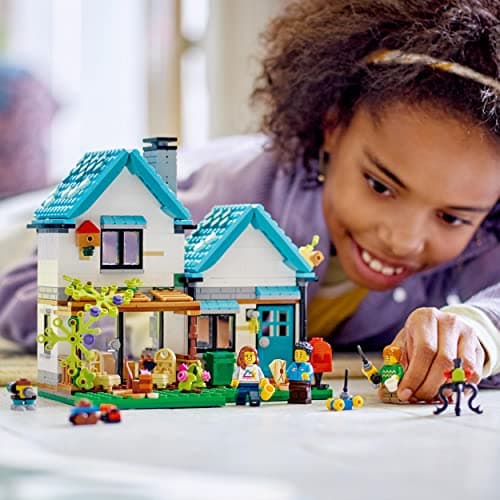 LEGO Creator 3-en-1 La Maison Accueillante, Kit de Construction de Maquettes avec 3 Habitations Différentes, Minifigurines et Accessoires, Cadeau Garçons et Filles 31139