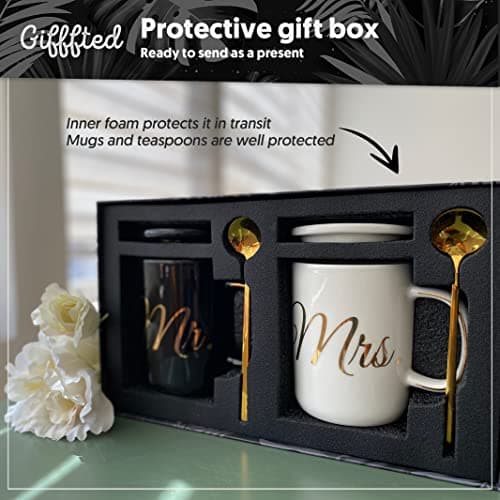 Gifffted Ensemble de Mugs Mr et Mrs avec Couvercles et Cuillères à Café pour d'anniversaire, Cadeau de Mariage, Comme Cadeau de Fiançailles, Noël, Emballage de Panier Luxueux, Tasses de Couple