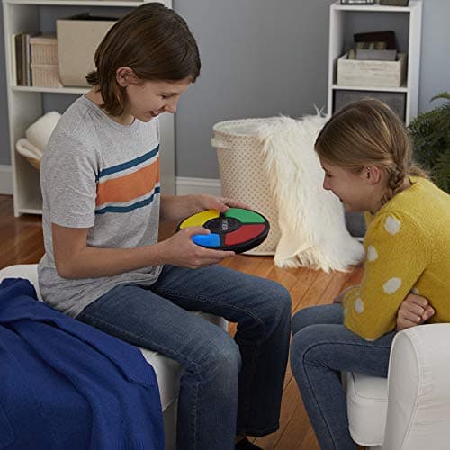 Hasbro Gaming Simon Classique, Jeu de Mémoire Électronique pour Enfants et Familles, dès 8 Ans, avec Sons et Lumières, Taille Compacte, Jeu Famille et Entre Amis, Idée Cadeau de Noël