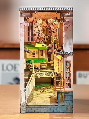 Rolife Sakura Densya DIY Book Nook Modèle Kit Maison Miniature à Construire DIY Maquette Adulte Décoration de Bibliothèque Livre Salon Booknook Puzzle 3D Bois Serre-Livres Diorama (TGB01)