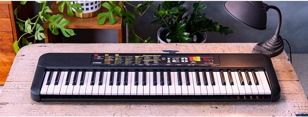 Yamaha PSR-F52 Clavier Arrangeur - Un clavier compact pour les débutants avec 61 notes, 144 sonorités d'instruments et 158 styles. finition en noir