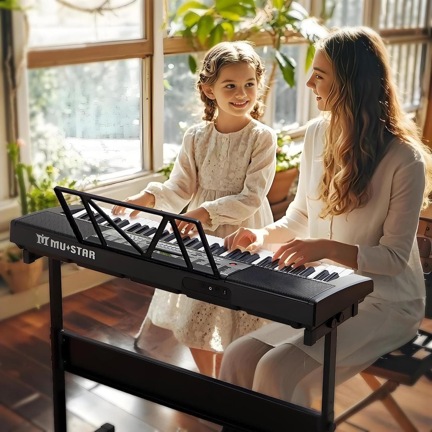 MUSTAR Piano à clavier lumineux 61 touches, clavier numérique pour débutants, piano électrique avec enseignement intelligent, support, tabouret, casque (Noir)