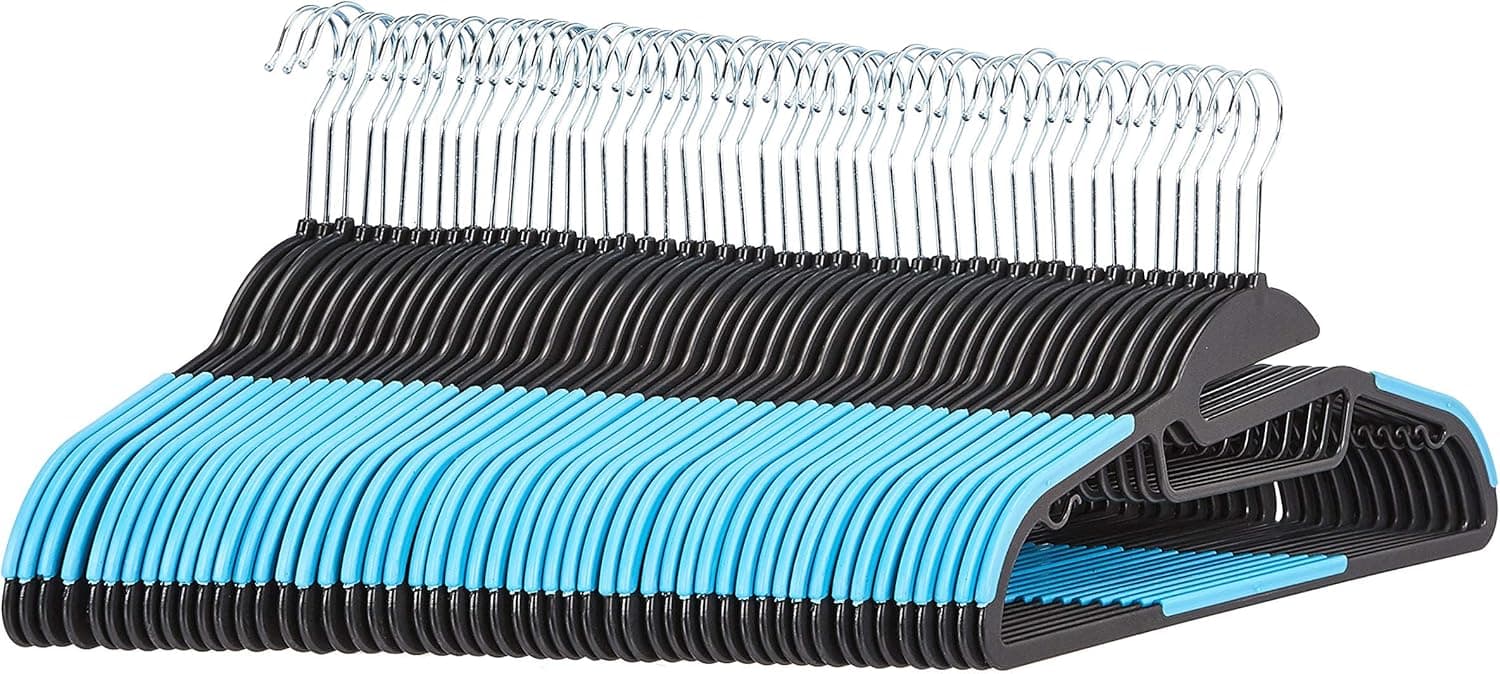 Amazon Basics Lot de 50 cintres en plastique ultra robustes antidérapants avec caoutchouc et barre horizontale, Bleu